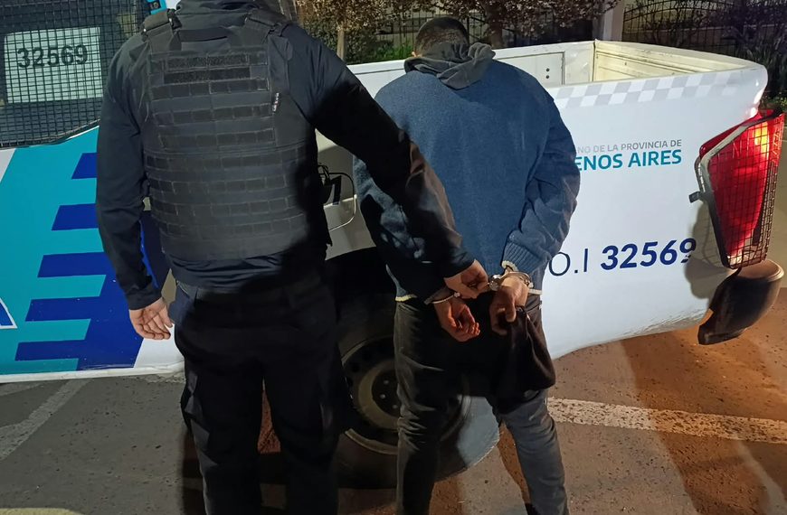 Intentó robar un auto que estaba estacionado y terminó aprehendido