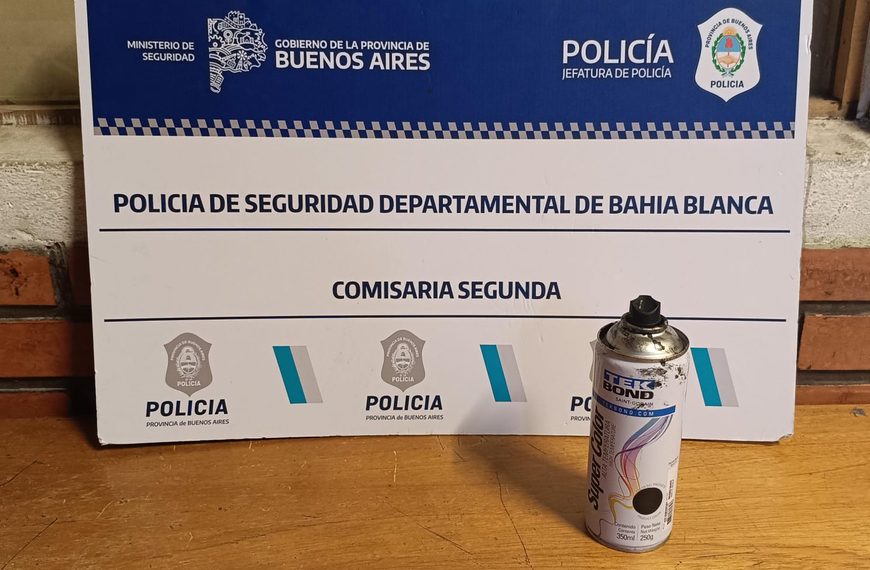 Hacía pintadas en el frente de una vivienda y lo aprehendieron