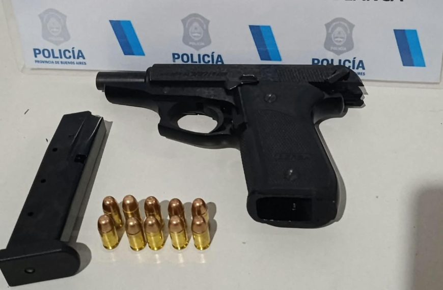 Se puso nervioso ante un procedimiento policial y le encontraron un arma entre sus prendas