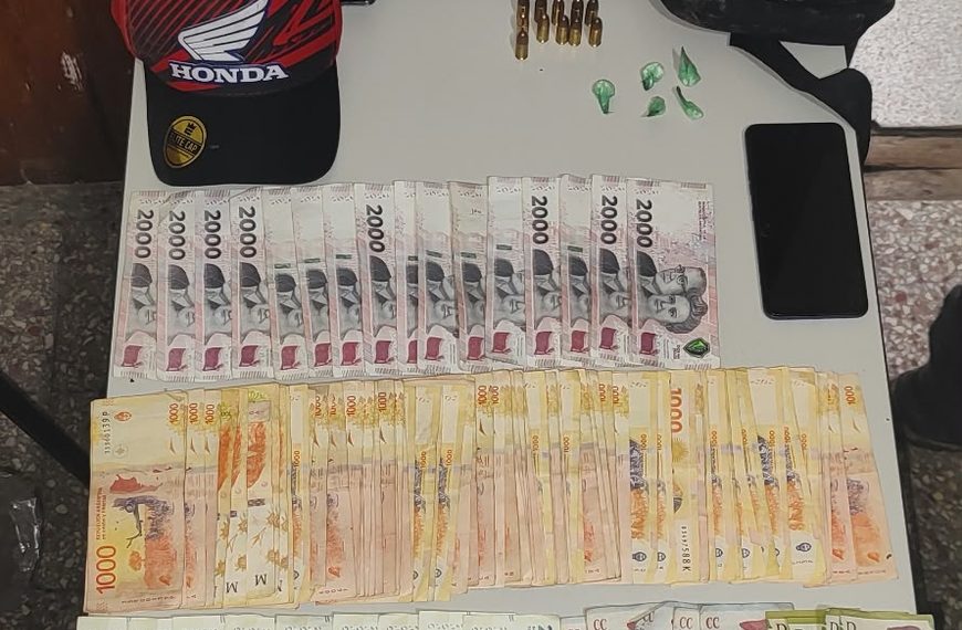 Dos hombres y un menor detenidos por el robo en una camioneta