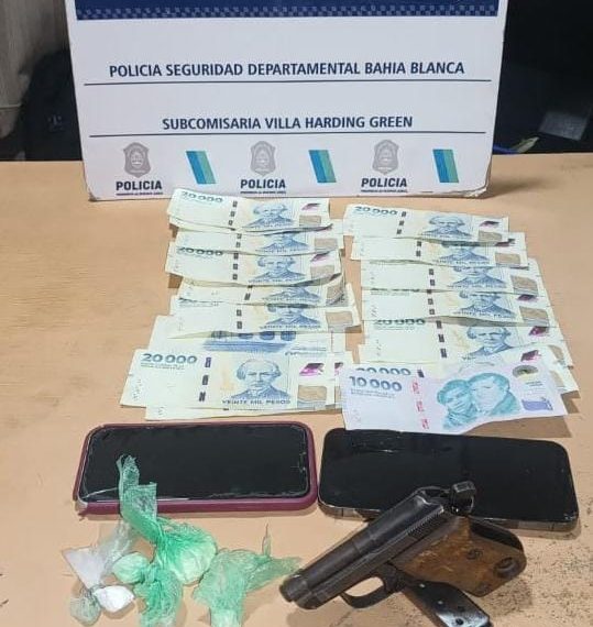 Un choque terminó con dos personas aprehendidas por tener armas, drogas y dinero en efectivo