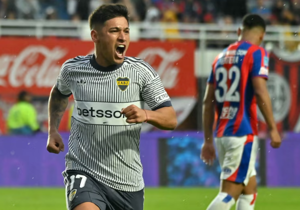 Boca Juniors se impuso en el clásico 2-0 sobre San Lorenzo, que jugó una hora con un hombre menos