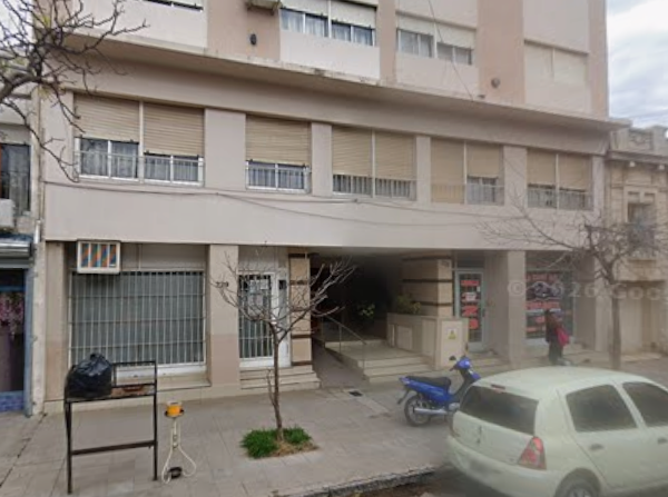 Una mujer cayó del cuarto piso de un edificio en calle Lavalle al 200
