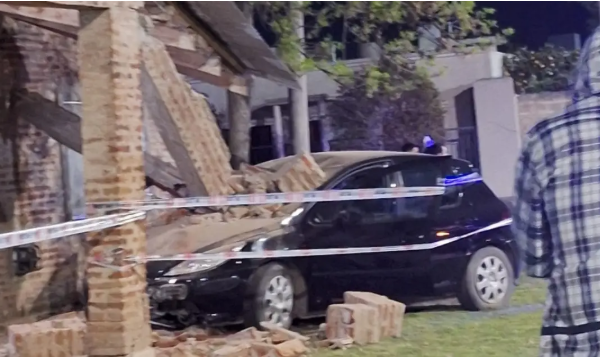 Un auto chocó contra un Jardín de Infantes y generó graves daños