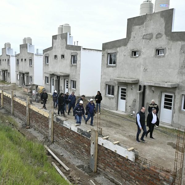 El Intendente Susbielles recorrió la reactivación del plan de viviendas de Luz y Fuerza