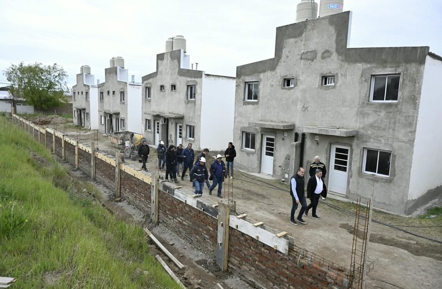 El Intendente Susbielles recorrió la reactivación del plan de viviendas de Luz y Fuerza