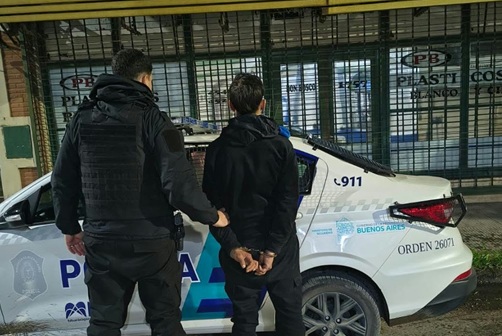 Aprehendieron a un hombre que se metió a una vivienda y se escondió en el patio