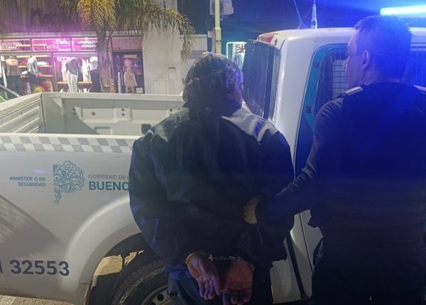 Aprehendieron a un hombre que estaba agrediendo físicamente a una mujer en la vía pública