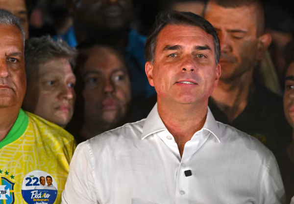 Migraciones confirmó que Flávio Bolsonaro viajó con su familia desde Argentina hacia Ecuador “sin ningún impedimento legal”